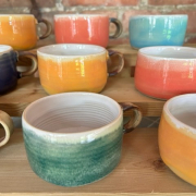 Fargerike keramikk kopper laget av Lena Vestli