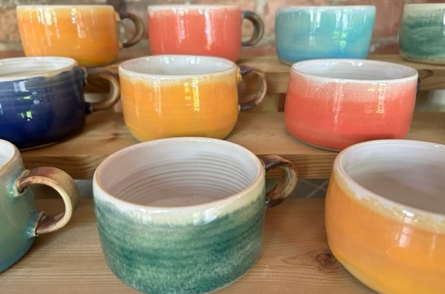 Fargerike keramikk kopper laget av Lena Vestli